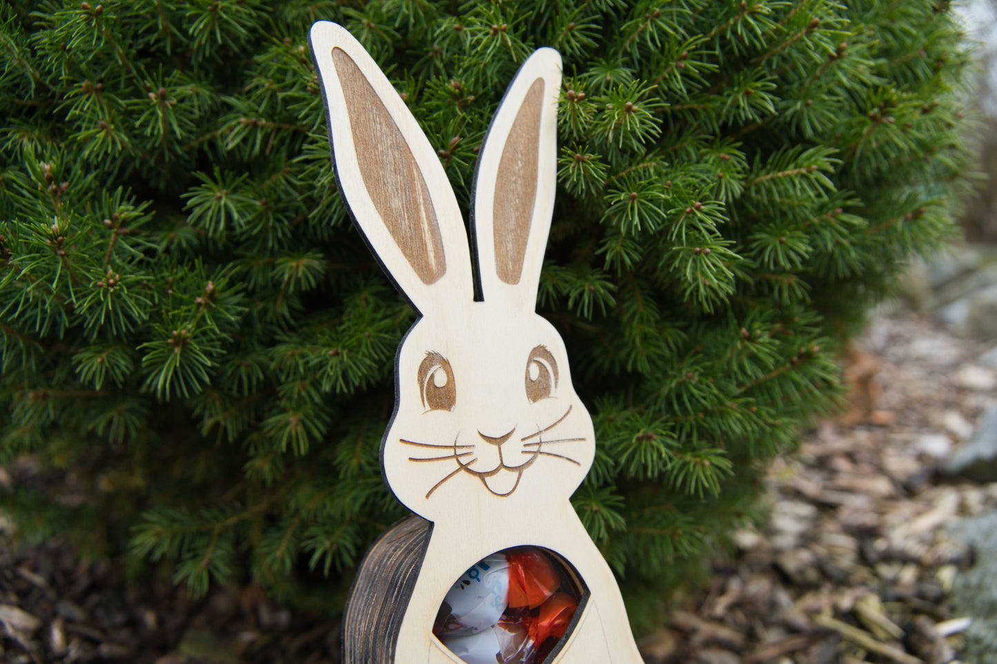 Holz-Osterhase mit Sichtfenster