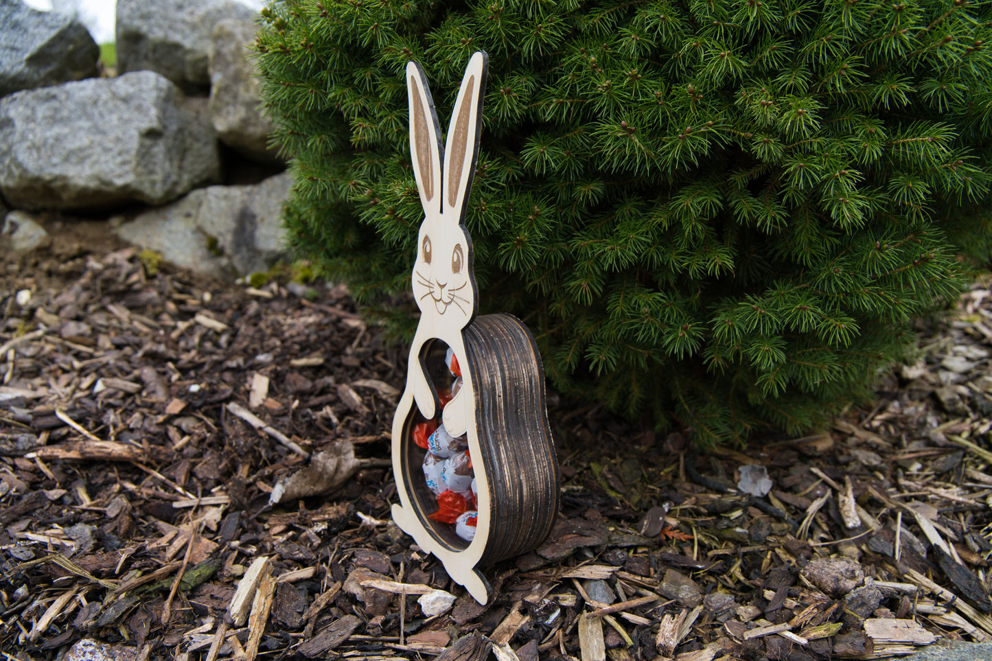 Holz-Osterhase mit Sichtfenster