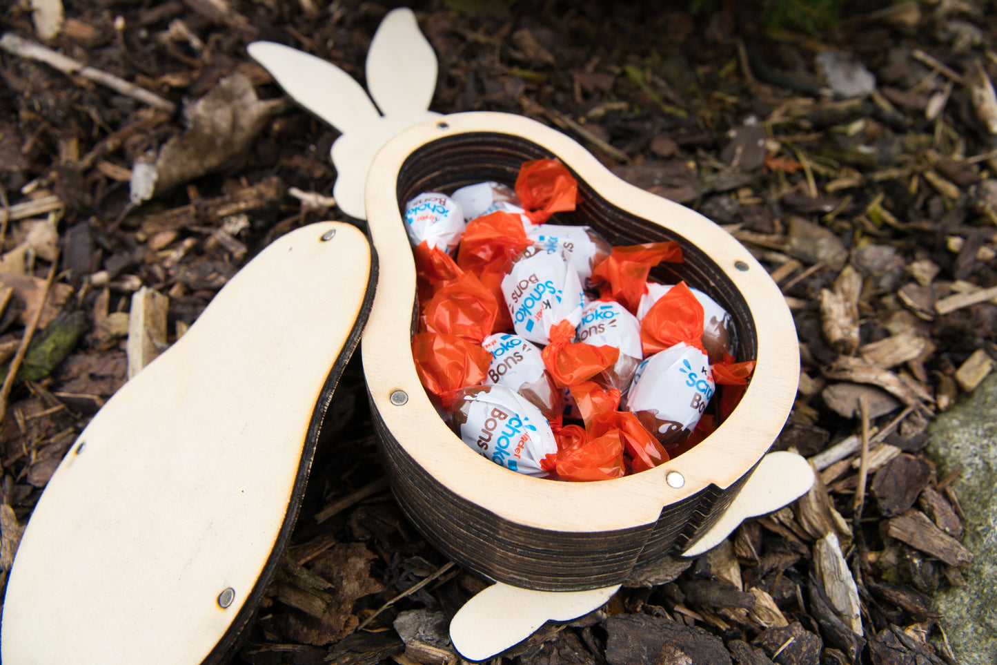 Holz-Osterhase mit Sichtfenster