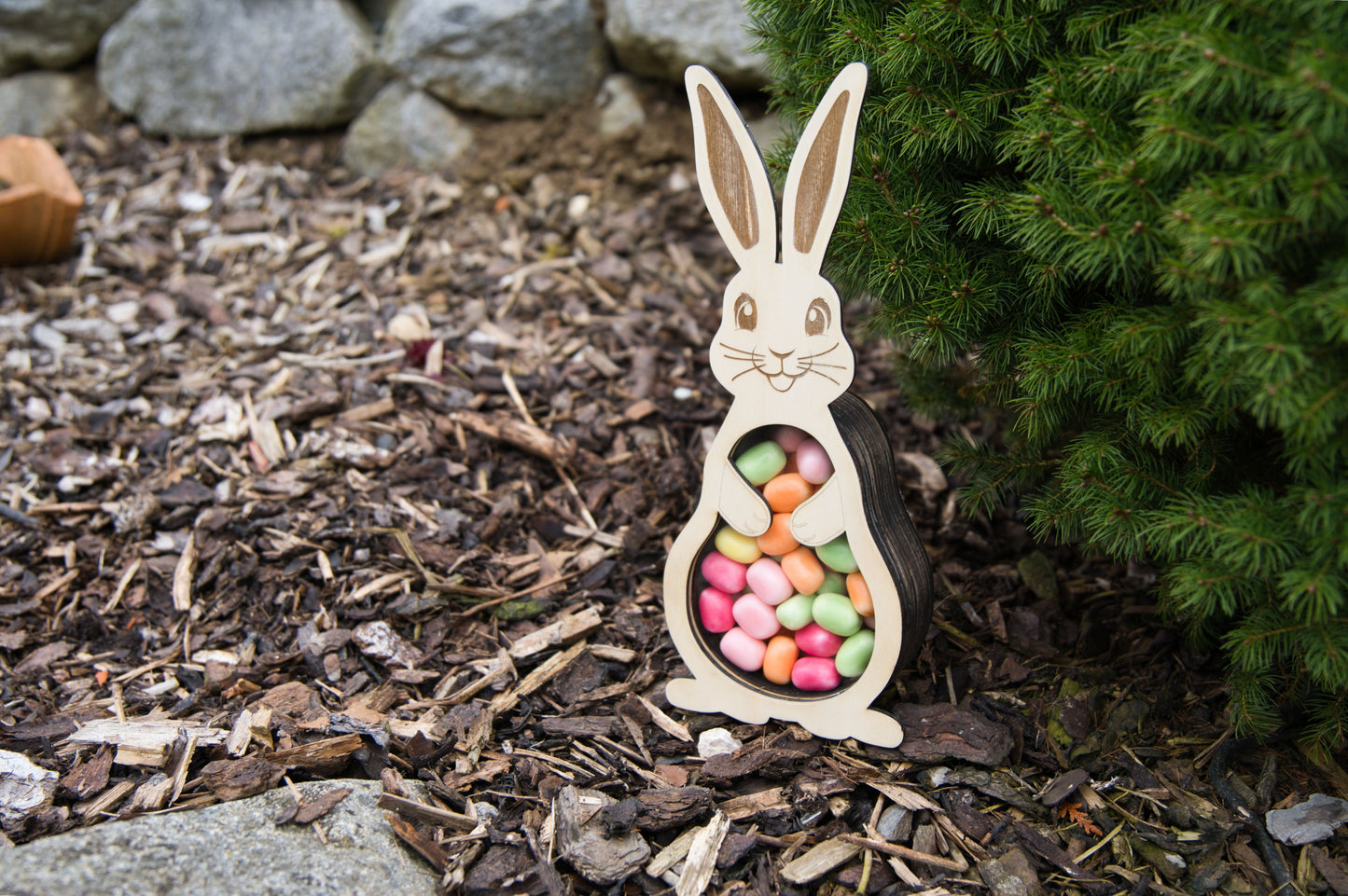 Holz-Osterhase mit Sichtfenster