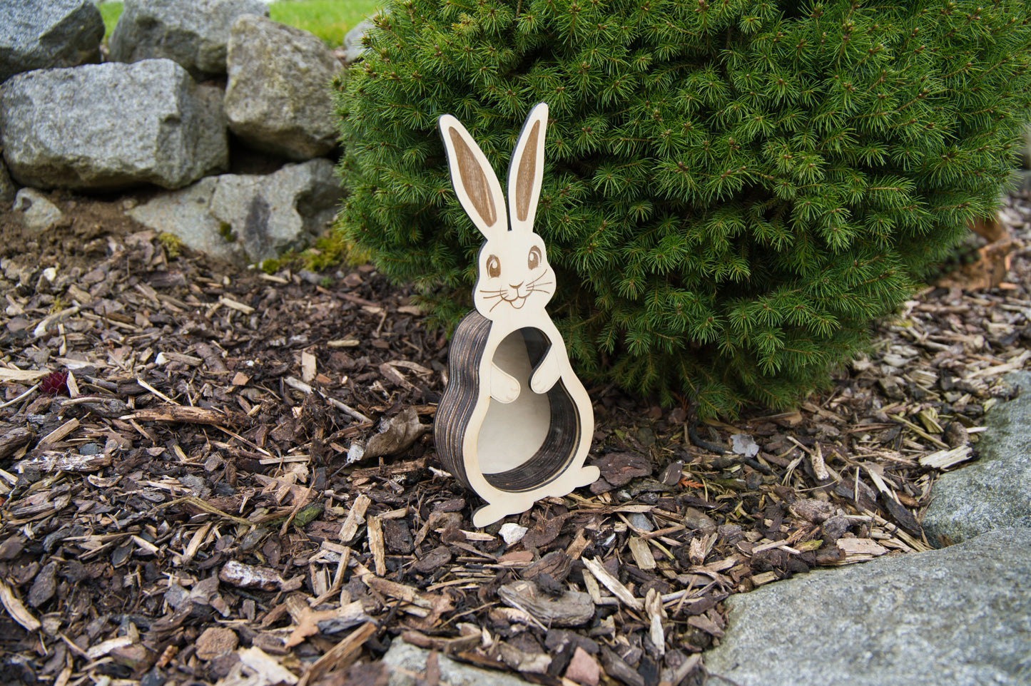 Holz-Osterhase mit Sichtfenster