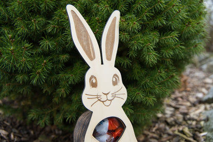 Holz-Osterhase mit Sichtfenster