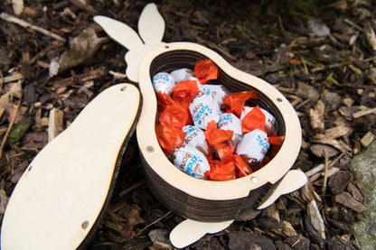 Holz-Osterhase mit Sichtfenster
