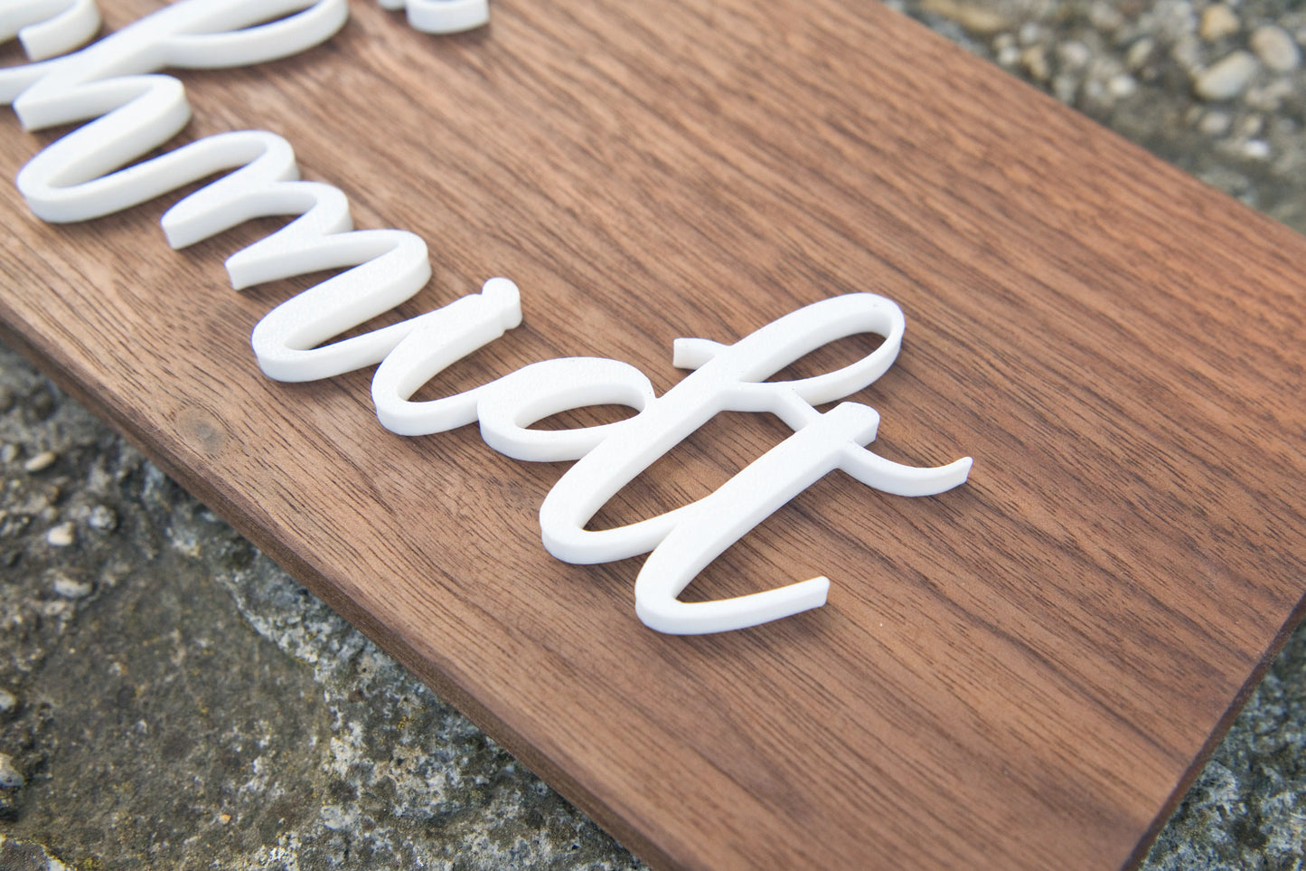 Türschild aus Walnussholz